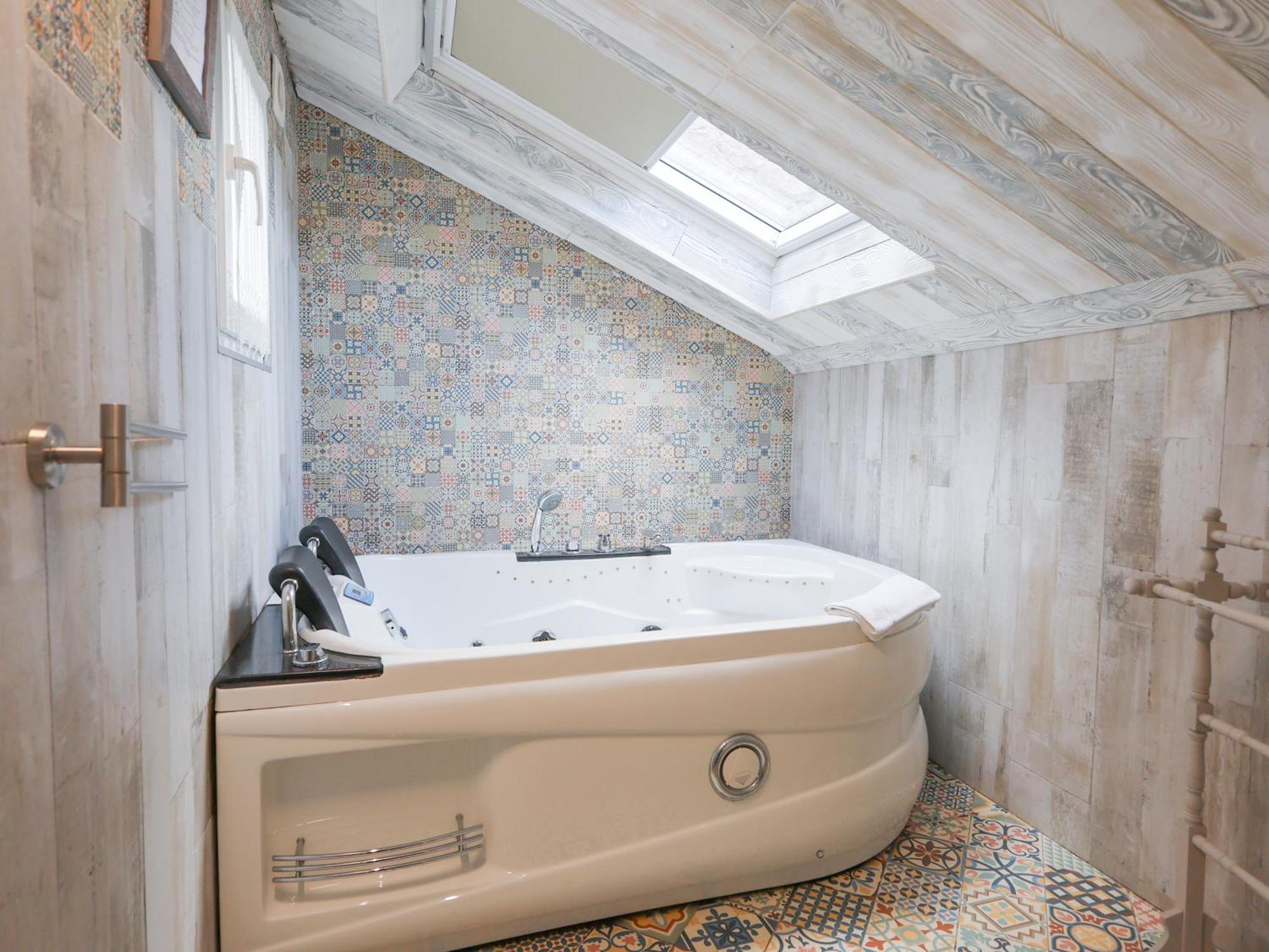Akla Suites Con Jacuzzi Santillana Santillana del Mar Exteriör bild